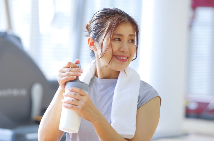 プロテインを飲んでいる女性