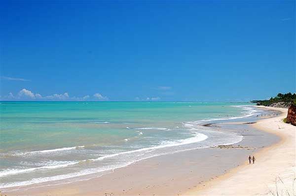 Praia em Cumuruxatiba (BA) é um dos destinos baratos para ir no nordeste brasileiro