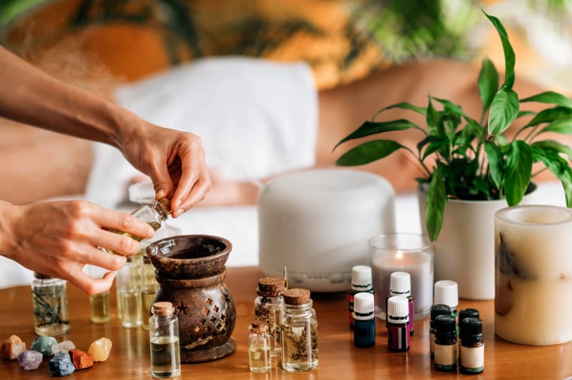 Preparación de aceites esenciales y difusores para una sesión de aromaterapia, con enfoque en terapias naturales para el bien