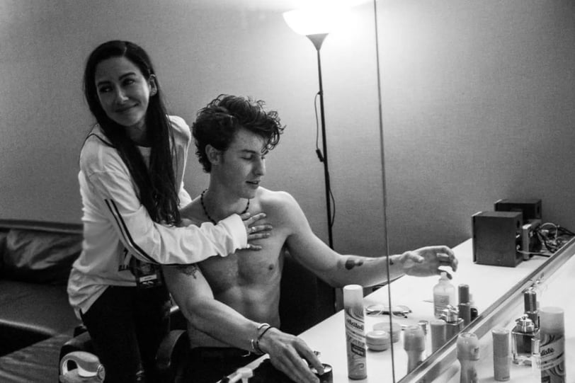 jocelyne miranda hugging shawn mendes shirtless