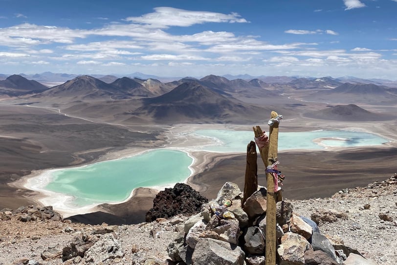 Magnifique vue sur la Laguna Verde lors de l'ascension du volcan Licancabur en Bolivie.