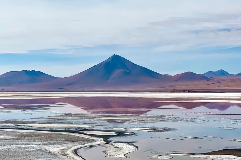 Vue sur une magnifique lagune colorée lors du tour dans le Sud Lipez et Salar de Uyuni.
