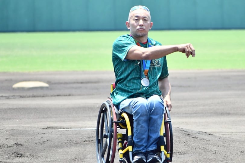 始球式をする廣道純さん