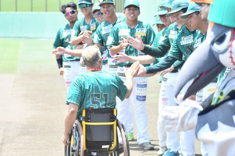 始球式を終え廣道純さんを迎える堺シュライクスの野球選手達