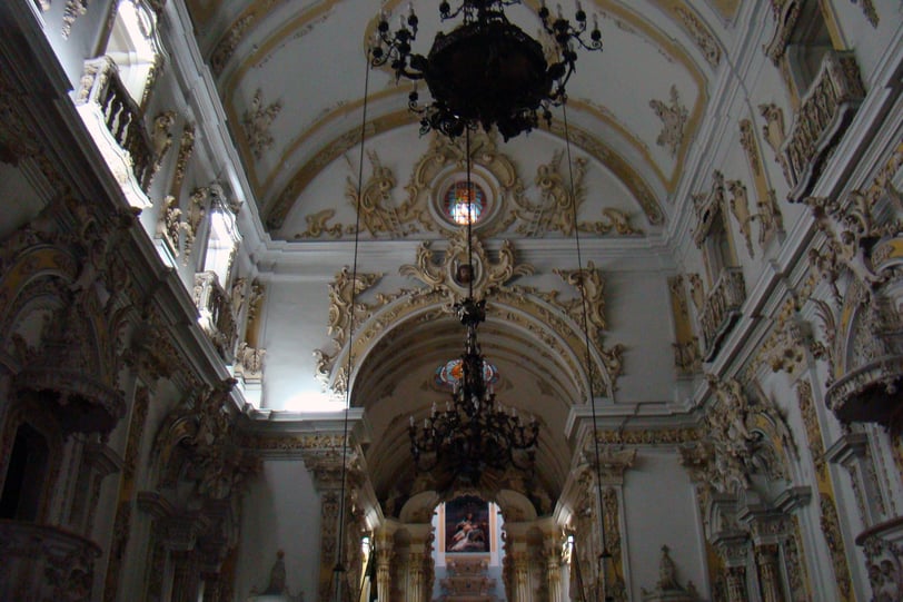 A Igreja de Santa Cruz dos Militares, Rio de Janeiro, com talha rococó feita por Mestre Valentim.