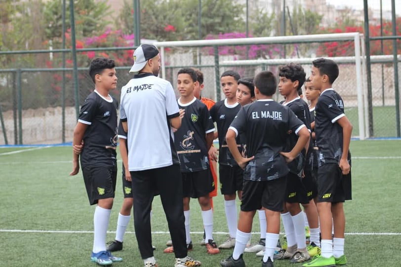 مدرب نادي المجد الرياضي يوجه لاعبيه لتحسين الأداء أثناء التمرين