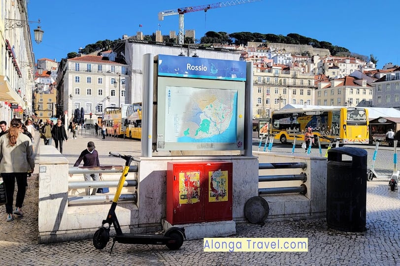 Idling buses, 🛵 & people walking into Rossio metro station in Lisbon