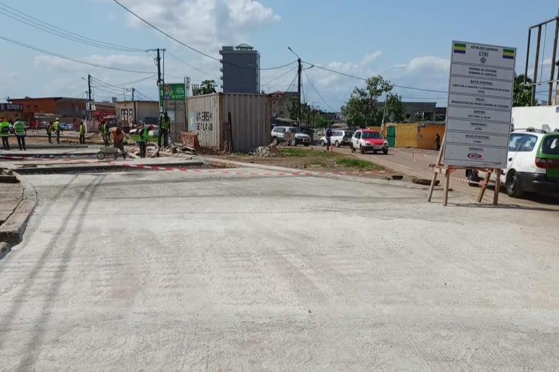 Vue des travaux de réhabilitation de voies secondaires en béton armé à Libreville