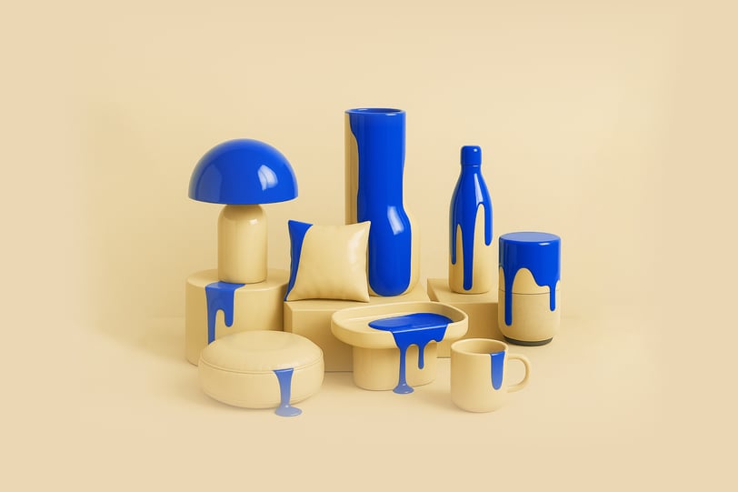 Objetos de decoración modernos en cerámica con pintura azul.