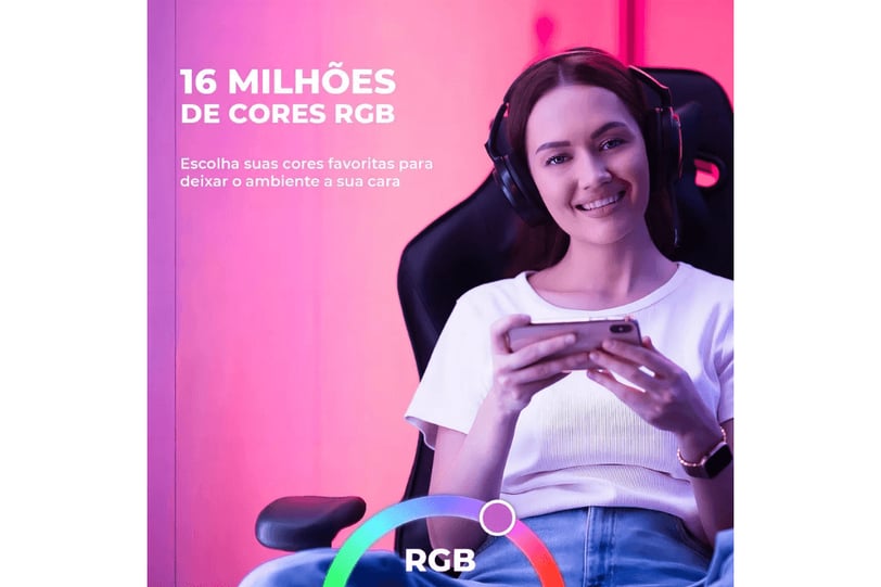 uma mulher de camisa branca e fones de ouvido em uma cadeira