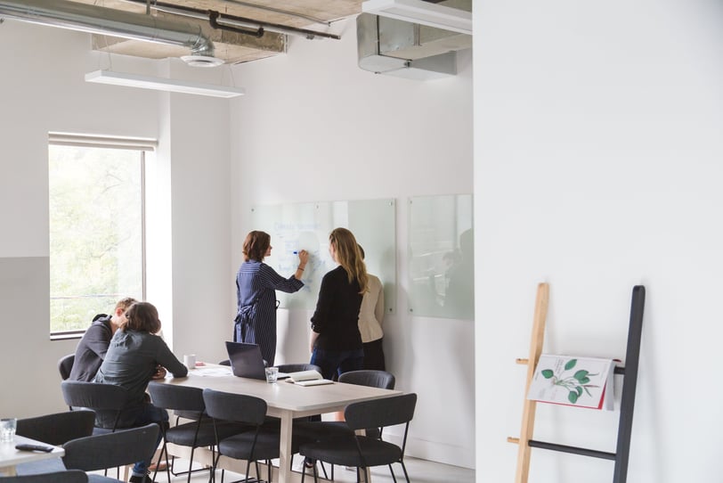 brainstorming au tableau, dans un bureau
