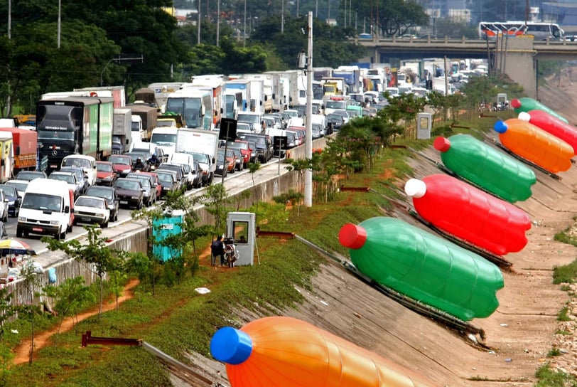 Eduardo Srur, renomado artista brasileiro, é conhecido por suas instalações que questionam a relação