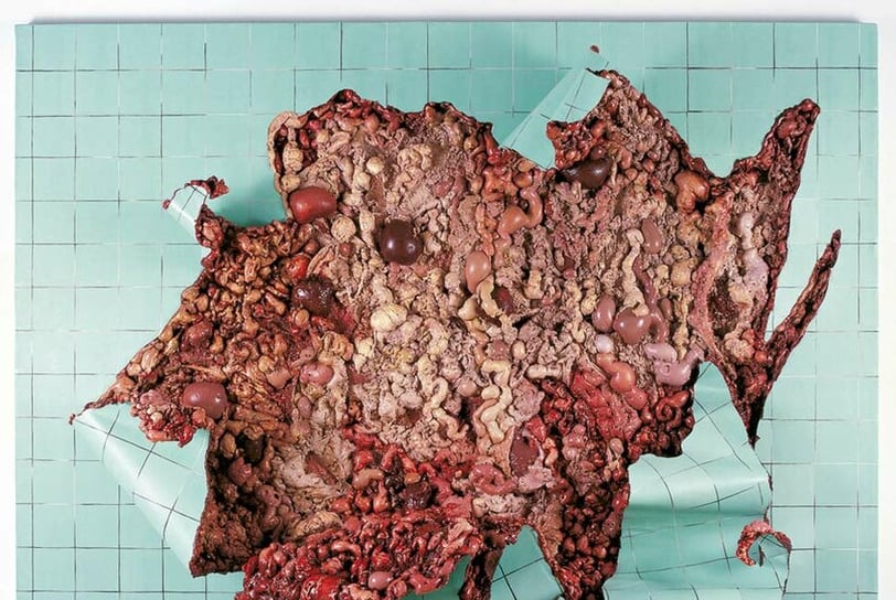 Azulejo gigante com cortes que expõem carne.