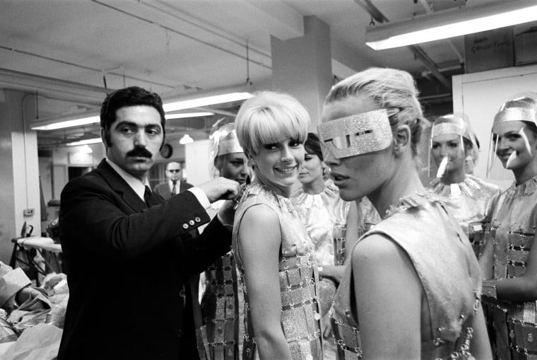 Estilistas como Mary Quant e Paco Rabanne incorporaram o espírito irreverente da Pop-Art