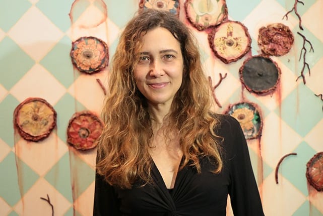 Foto da artista Adriana Varejão em seu estúdio.