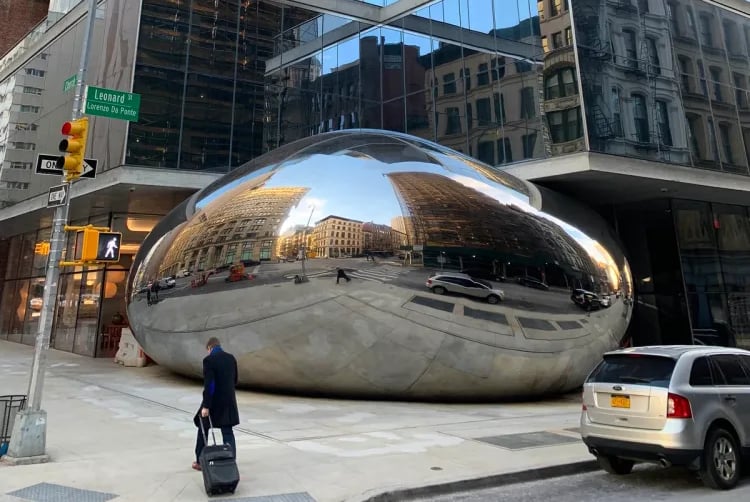 Obra ainda sem título de Anish Kapoor na esquina das ruas Leonard e Church na cidade de Nova York
