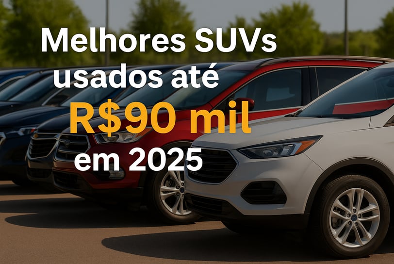 Vários SUVs usados de diferentes cores estacionados lado a lado em um estacionamento iluminado, com