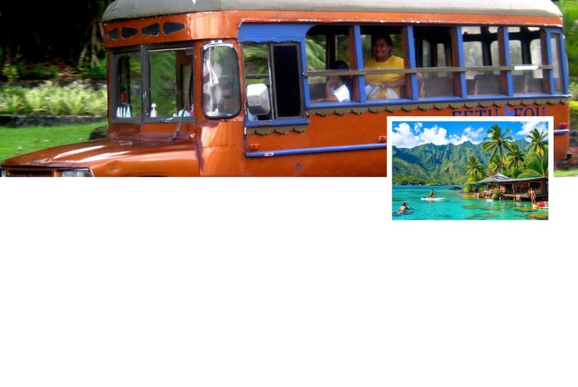 Vista de Pago Pago com ônibus turístico em primeiro plano, baía azul e montanhas verdejantes ao fund