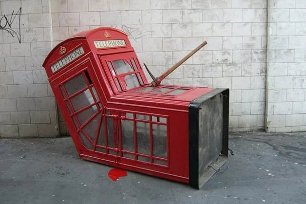 Em 2006, Banksy lançou sua instalação artística “The Telephone Booth“ em Soho, Londres, uma cabine