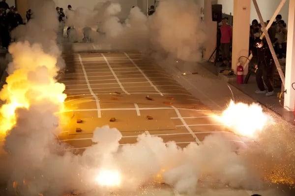 Cai Guo-Qiang, artista chinês, é conhecido por suas instalações que exploram temas complexos.