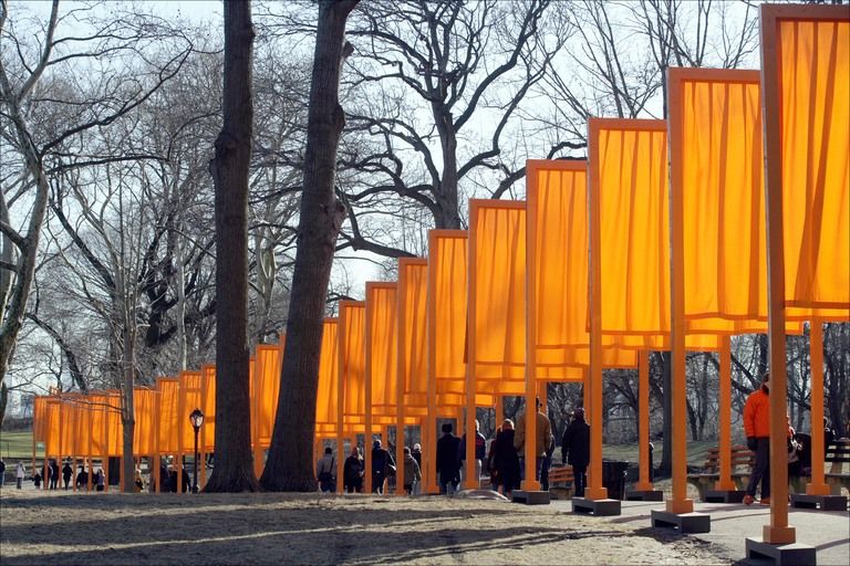 Internacionalmente aclamados, Christo e Jeanne-Claude deixaram um legado duradouro com suas instalaç