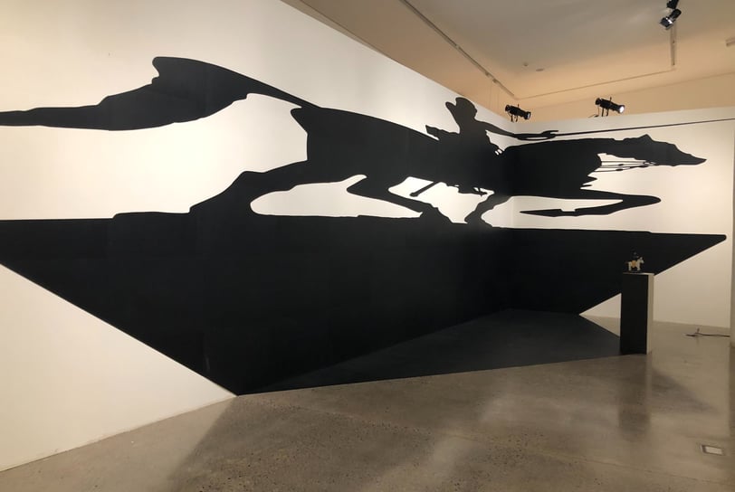 Regina Silveira é outra figura proeminente no cenário das instalações artísticas no Brasil.