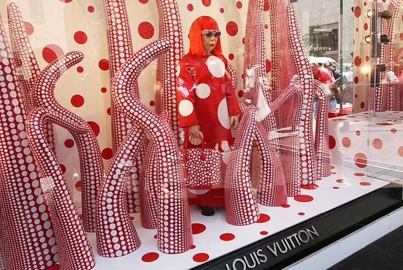 artista japonesa Yayoi Kusama e a Louis Vuitton trouxe uma estética única para as passarelas.