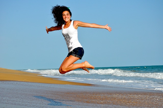 Chica saltando de felicidad y bienestar
