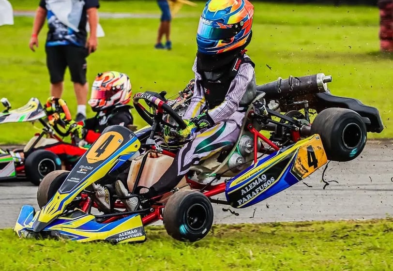 Kart numéro 4 en plein saut pendant une course, après un contact avec un autre kart.