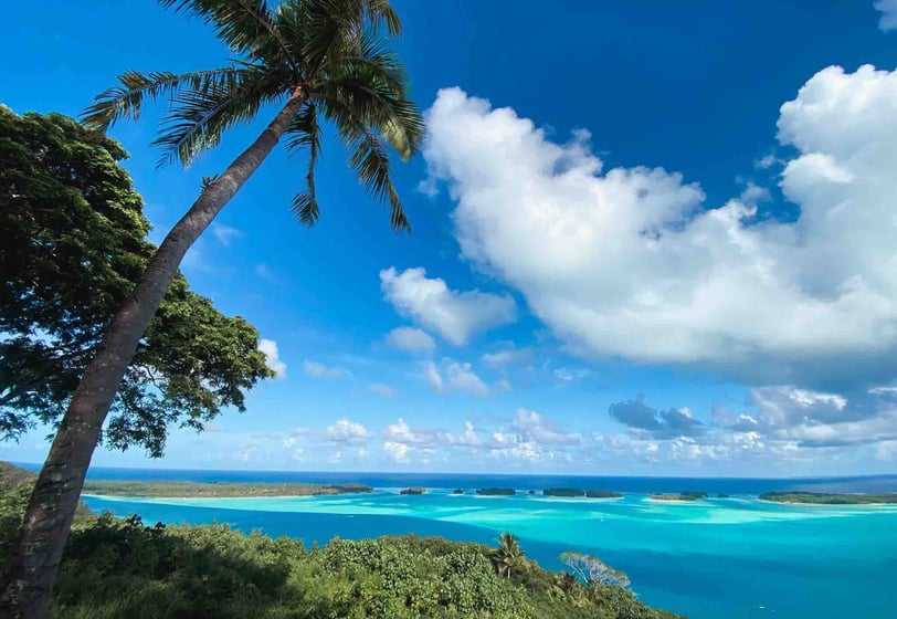 Image du lagon de Bora Bora avec ses magnifiques nuances de bleu, en Polynésie Française. 