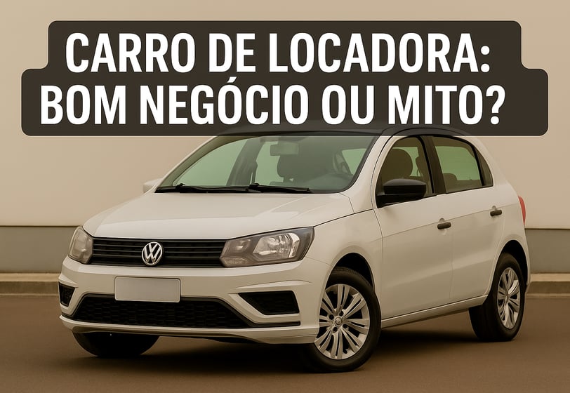 Hatch branco seminovo da Volkswagen estacionado em frente a uma parede bege, com a frase “Carro de