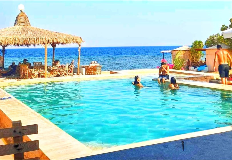 Hostes de vacances a la piscina de l'estrella beduïna