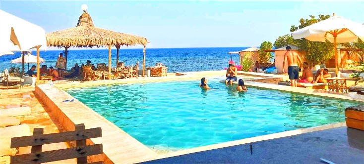 Pessoas na piscina com vista para o mar na estrela beduína Ras shitan Nuweiba Egito