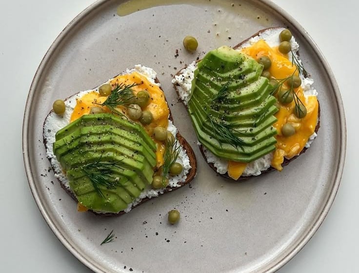 Avocado toast em um prato para passar a reflexão de que será que faz mal comer ovos todos os dias 