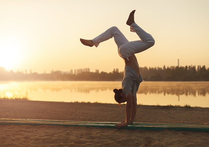 donna che esegue una acrobazia di capoeira