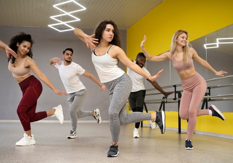 gruppo di persone che svolge esercizi di zumba