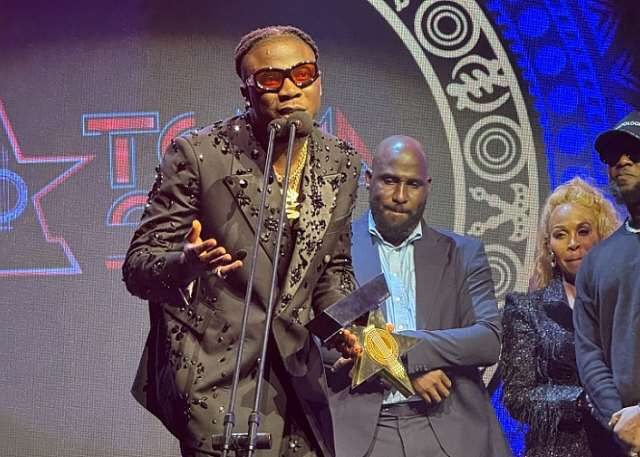 Stonebwoy on stage receiving his award.