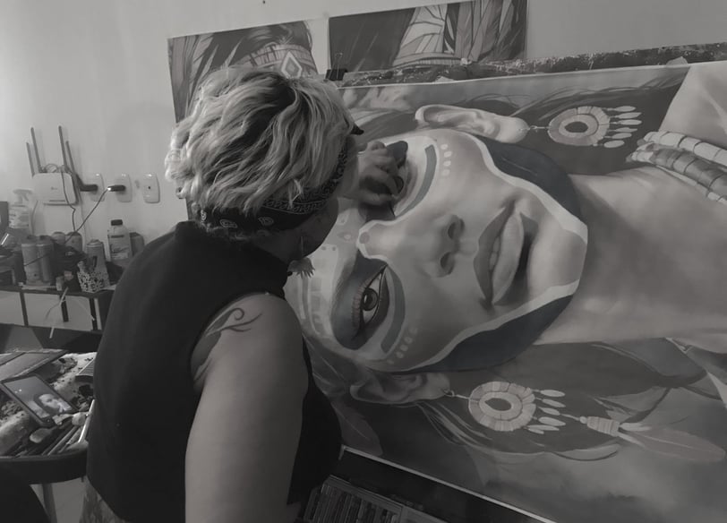 Amanda captura a essência tribal com cores vibrantes em uma tela moderna