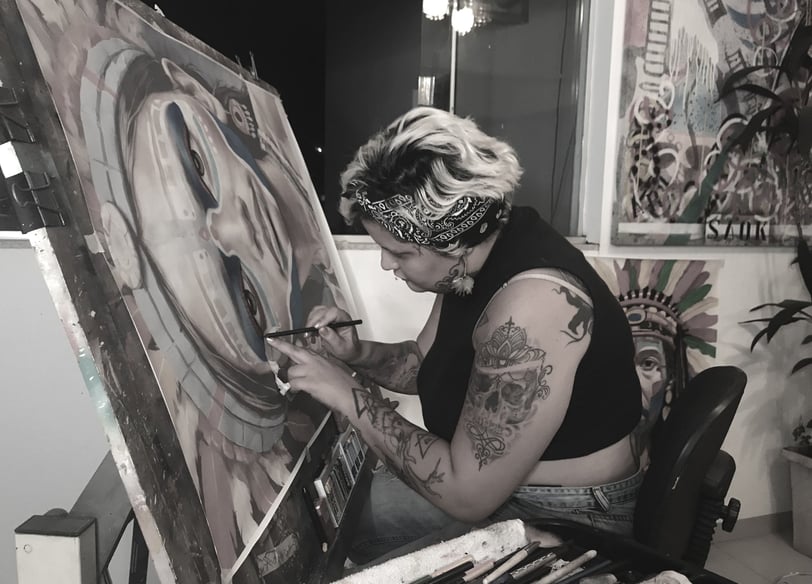 Ateliê de Amanda com telas de arte indígena contemporânea.