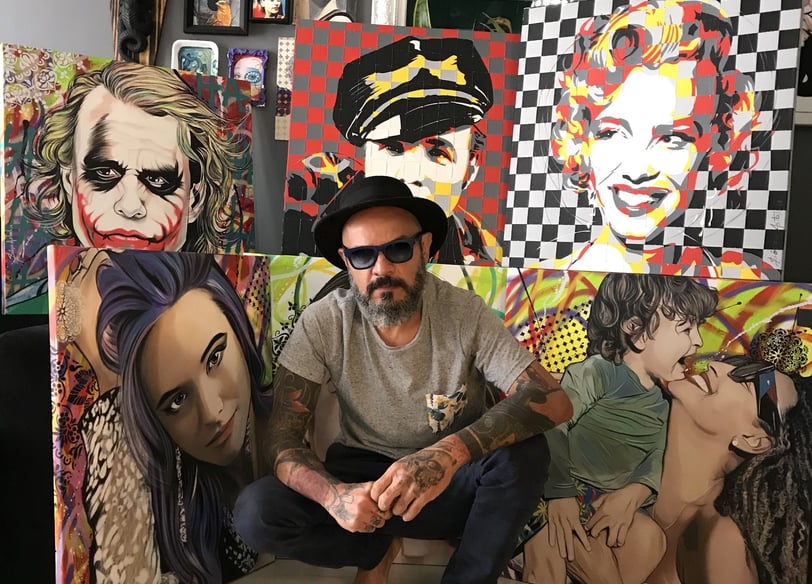 Sérgio Astral com seus quadros personalizados.