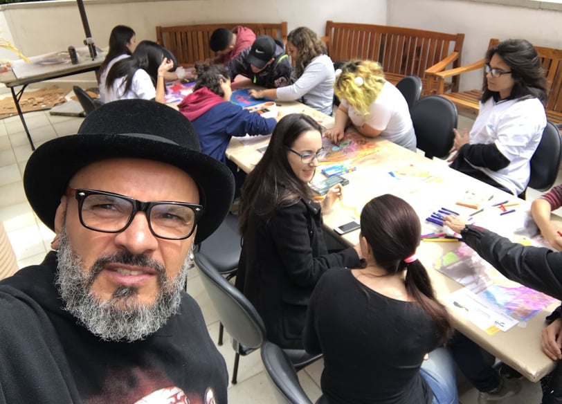 Sala de artes plásticas equipada com materiais para pintura e desenho.