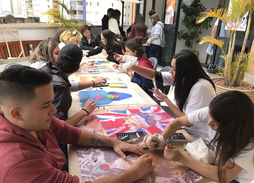 Adultos participando de oficina de pintura em grupo