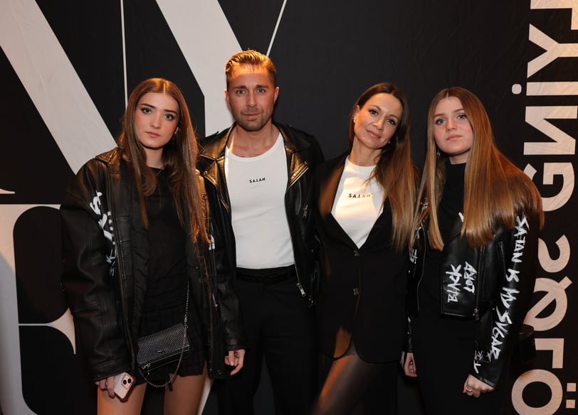 David Martínez junto a su esposa y hermanas luciendo parte de la colección SATAN 