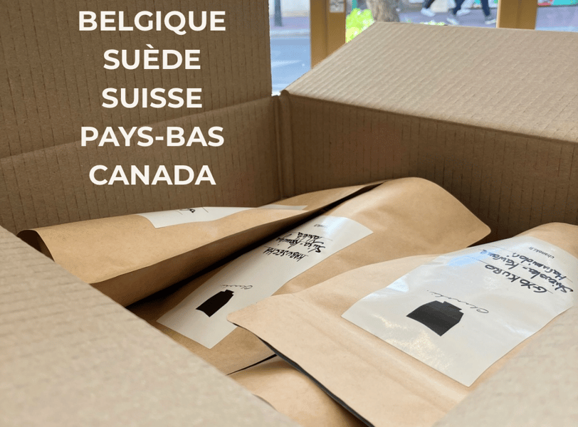 Sachets de thé dans un carton partant pour l'étranger