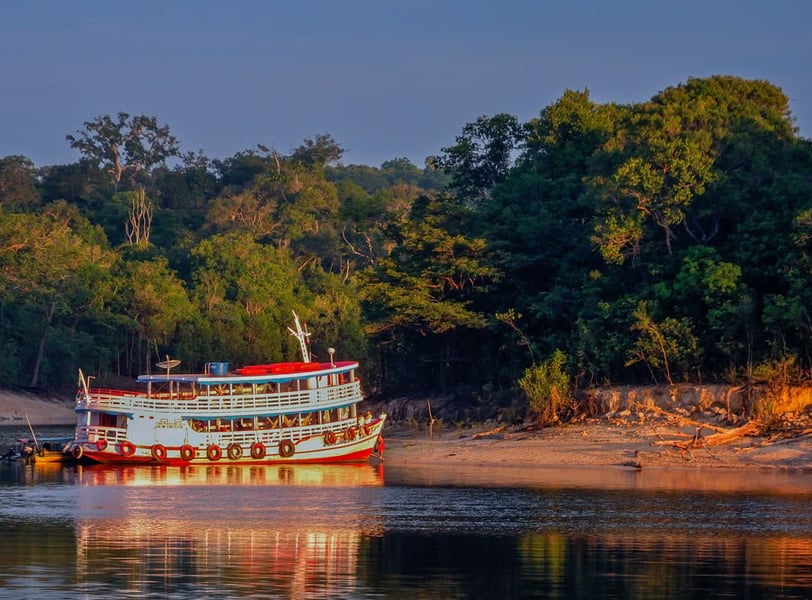 barco sobre o rio de Manaus 