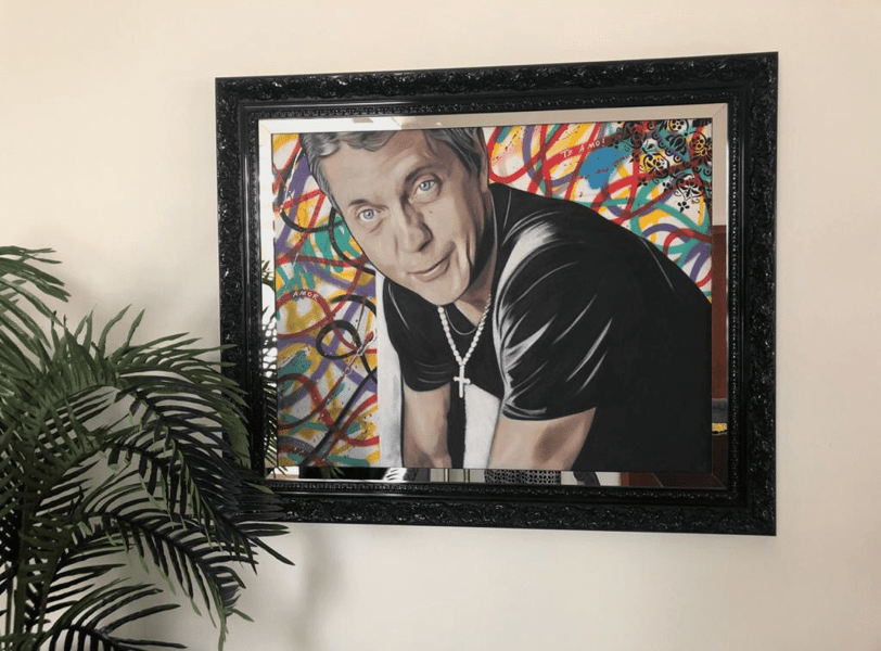 Quadros personalizados de rostos como peças centrais da decoração.