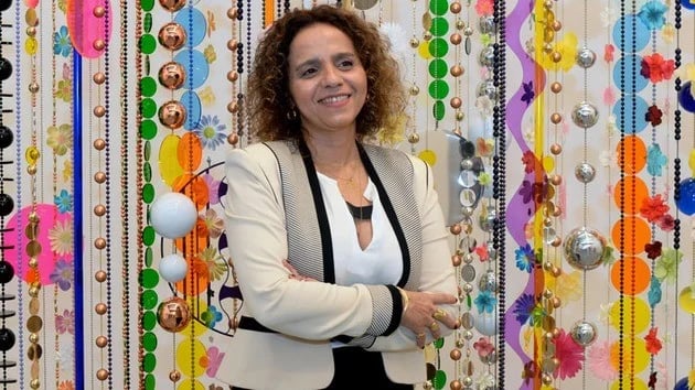 Arte abstrata de Milhazes com padrões circulares em cores vibrantes.
