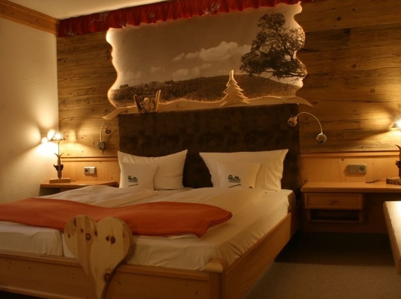 Doppelbett aus Holz mit Rückwand in gepolsterter Lederoptik
