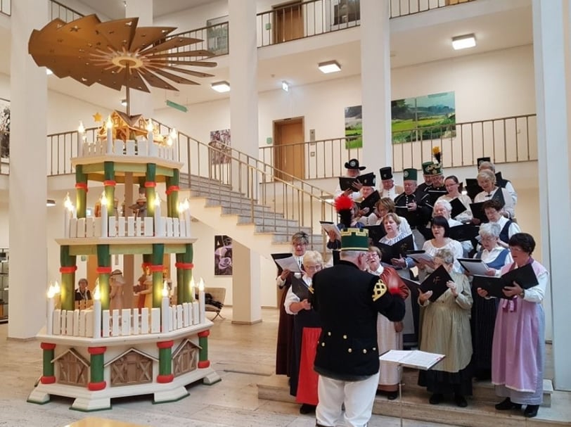 festliche Einweihung der großen Stufenpyramide im Sächsischen Landtag