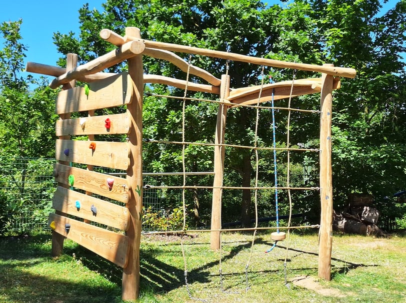 Spielplatz aus Holz mit Kletterwand für privat